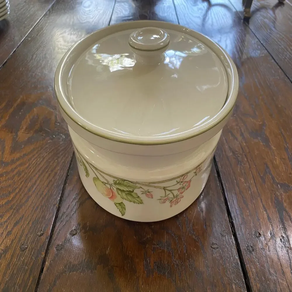 MINT 2.5 Qt Oval Covered Casserole Wild Apple by Wedgwood
